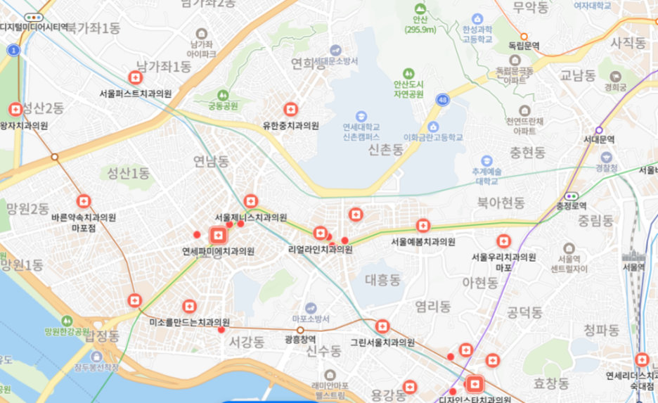 서울 시내의 지도로, 여러 치과 위치가 빨간색 아이콘으로 표시되어 있다.